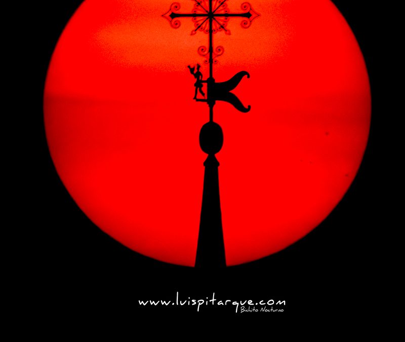 Veleta del Pilar de Calanda delante del sol